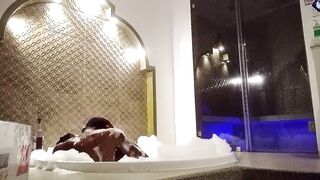 Me la cojo rico en el jacuzzi y se cae no aguanta ya sus piernas de tantos orgasmos