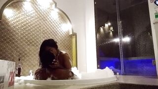 Me la cojo rico en el jacuzzi y se cae no aguanta ya sus piernas de tantos orgasmos