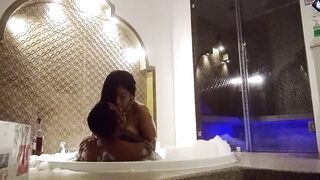 Me la cojo rico en el jacuzzi y se cae no aguanta ya sus piernas de tantos orgasmos