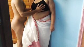 Pakistani Desi Aunty ghar ki safai karte samay Chudane ke lie jabardasti kiya - Hot Aunty fucked by neighbor boy (Hindi)