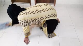 Punjab Muslim Hot Aunty Was Cleaning The House When Neighbor Boy Saw Her And Fucked - Desi Sex