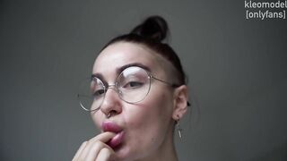 Nerdy girl salivatingly sucks dildo | kleomodel