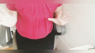 【人妻オナチャット】服の上から乳首をさわりながら足を開けと言われオマンコもさわって「もっと」と言い激しくイっちゃうイケナイ人妻[Married woman Onachat] A naughty mar