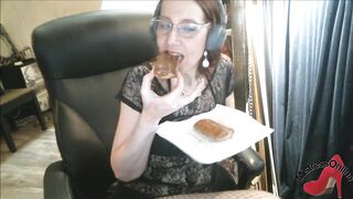 MistressOnline eating some food