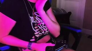 Gamer Girl cums on Live Stream