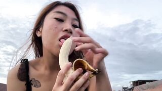 GAK ADA KENTI BLOWJOB PISANG DEH !!