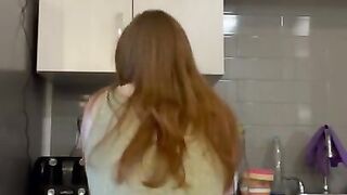 Cute Redhead Twerks For You