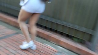 Perra en la calle con minifalda muy corta