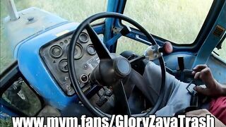 GloryZavaTrash - Je m'amuse avec son tracteur et suce son engin