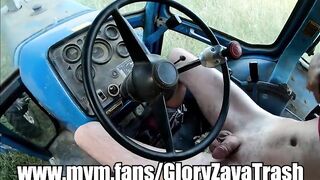 GloryZavaTrash - Je m'amuse avec son tracteur et suce son engin