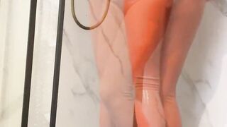 Mrs Jizz rinses cum off her yoga pants ass