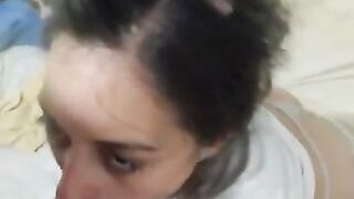 La chupa hasta el fondo y con mucha saliva pareja amateur latina con buen culo