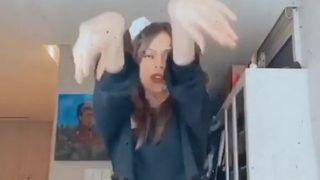 Tini bailando para calentar pijas