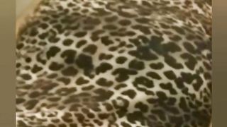 Junges Girl mit Leoparden Shirt