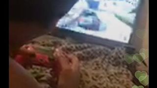 Girls playa videogames while doing a blowjob on periscope