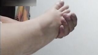 My pussy gets soaked after having my foot massaged