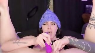 Alt girl cums fasts with purple vibrator