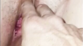 Fingering my juicy pussy ????