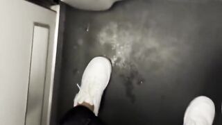 Hot I masturbate in the toilets of the plane