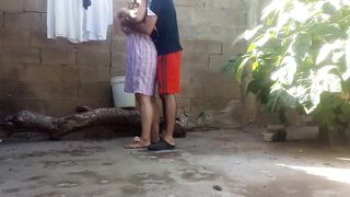 Besos,  y mamada con mi vieja en el patio de la casa, sin miedo a que nos vean los vecinos