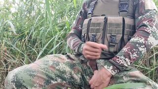 Colombian soldier, his semen is abundant, he is on duty and does not hesitate to masturbate