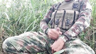 Colombian soldier, his semen is abundant, he is on duty and does not hesitate to masturbate