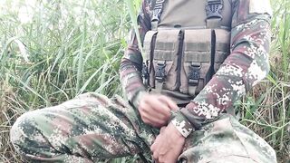 Colombian soldier, his semen is abundant, he is on duty and does not hesitate to masturbate