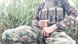 Colombian soldier, his semen is abundant, he is on duty and does not hesitate to masturbate