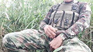 Colombian soldier, his semen is abundant, he is on duty and does not hesitate to masturbate