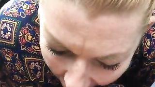 Prostitute swallows cum, car BJ