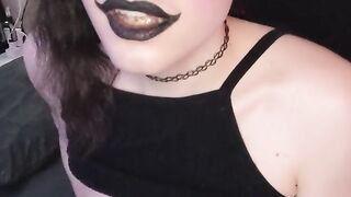 Goth Clown Girl has an EXPLOSIVE cumshot (IzzyResurrected)