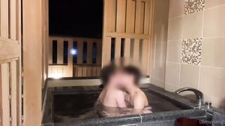 【Sex in public】 Doggy in erotic atmosphere open-air bath. Cum continuously