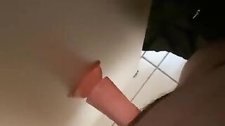 Dildo de 21 cm en la puerta me coge bien rico