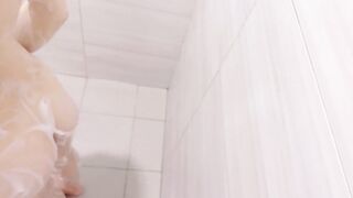 Roommates in a flat share shower without closing the door/合租室友洗澡不關門