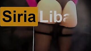 Al parco affollato faccio vibrare Siria in tanga con il gioco con telecomando (dialoghi in italiano)