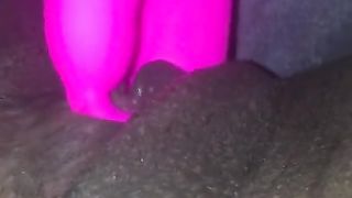 Wet pussy Ebony gets off late night