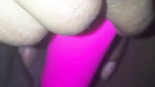 Wet pussy Ebony gets off late night