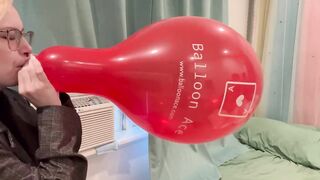 Blowing up a 14’’ Belbal Balloon until it POPS!