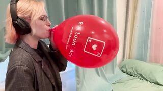 Blowing up a 14’’ Belbal Balloon until it POPS!