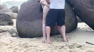 Esposa rabuda de fio dental no mato transando na praia