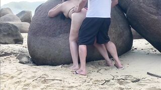 Esposa rabuda de fio dental no mato transando na praia