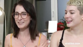 Ersties - Lia und Birgit spielen mit Analplug und Analkugeln