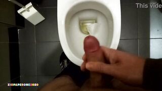 Ziopaperone2020 - PUBLIC - After pissing, I jerk off and spray my cum around (in a public bathroom)