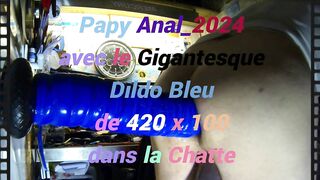 11_Anal_2024 Papy et le Gigantesque Dildo Bleu 420 x 100