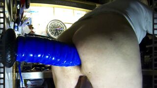 11_Anal_2024 Papy et le Gigantesque Dildo Bleu 420 x 100