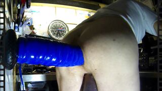 11_Anal_2024 Papy et le Gigantesque Dildo Bleu 420 x 100