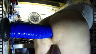 11_Anal_2024 Papy et le Gigantesque Dildo Bleu 420 x 100