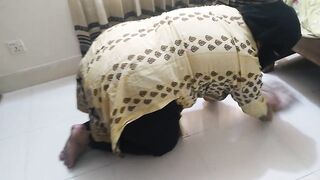 زوجة الأب السعودية الجميلة عالقة في التنظيف تحت السرير - Saudi MILF Stepmom Gets Stuck Under Bed