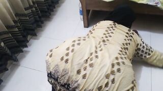 زوجة الأب السعودية الجميلة عالقة في التنظيف تحت السرير - Saudi MILF Stepmom Gets Stuck Under Bed