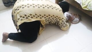 زوجة الأب السعودية الجميلة عالقة في التنظيف تحت السرير - Saudi MILF Stepmom Gets Stuck Under Bed